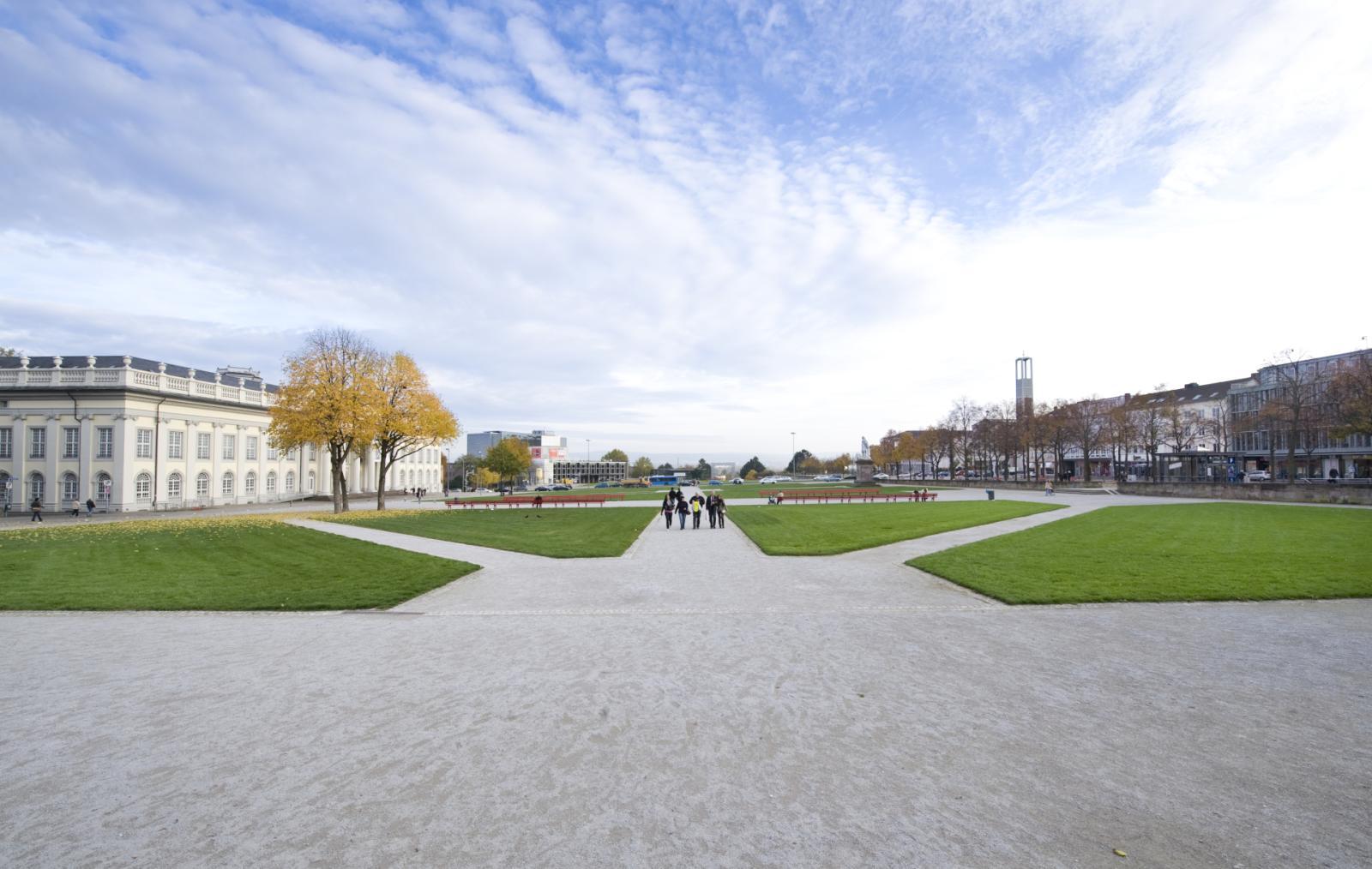 Der Friedrichsplatz liegt im Zentrum Kassels, an der Oberen Königsstraße zwischen dem Königsplatz und dem Rathaus. Auf dem Platz steht das Denkmal von Friedrich II., nach dem der Platz benannt ist und im Hintergrund sieht man das Fridericianum und das Staatstheater.
