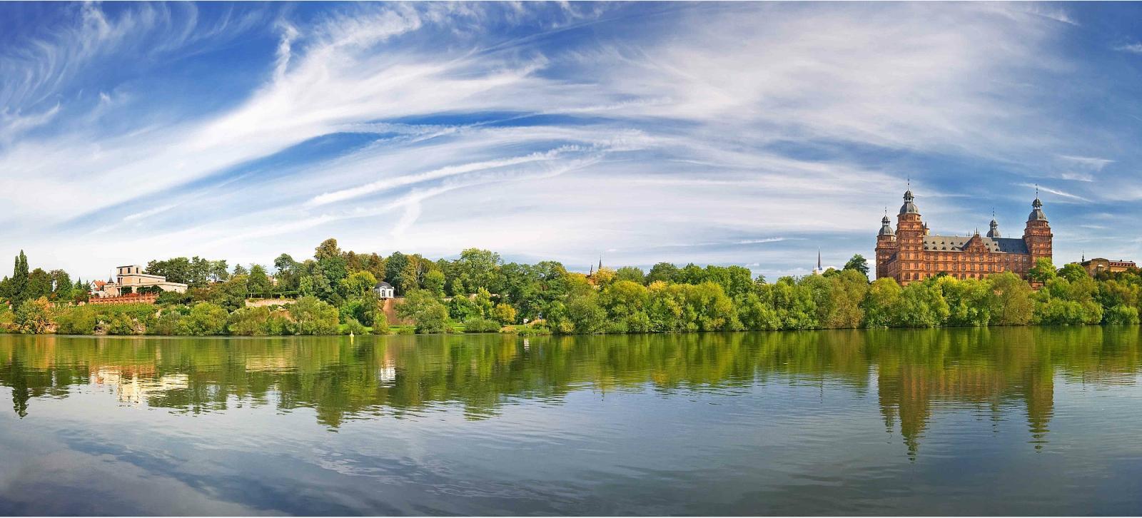 Panorama: Im Vordergrund der Main, am anderen Ufer Gebäuder der Stadt Aschaffenburg