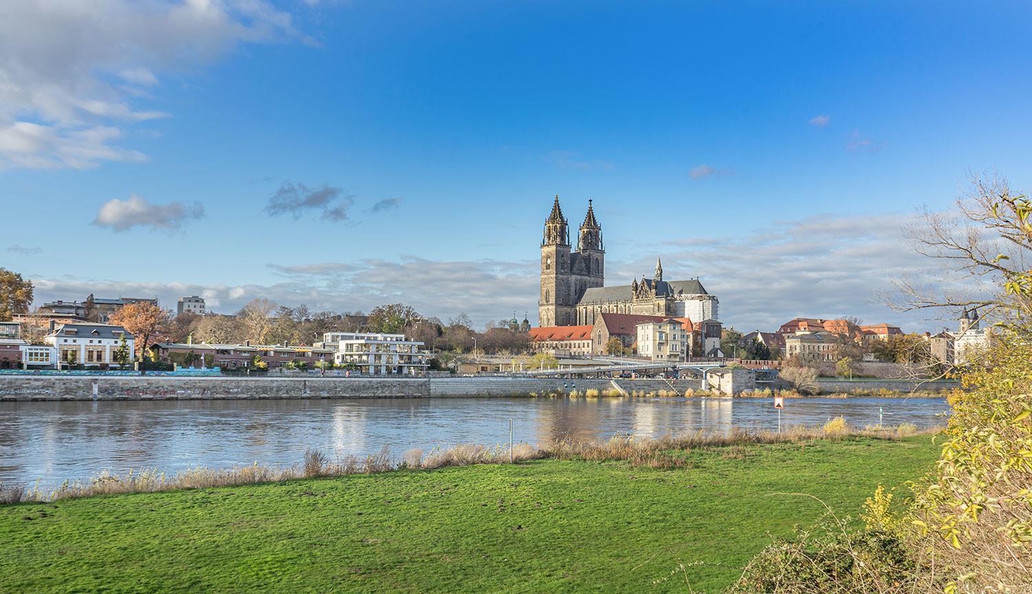 Magedeburg: Blick über die Elbe auf den Dom