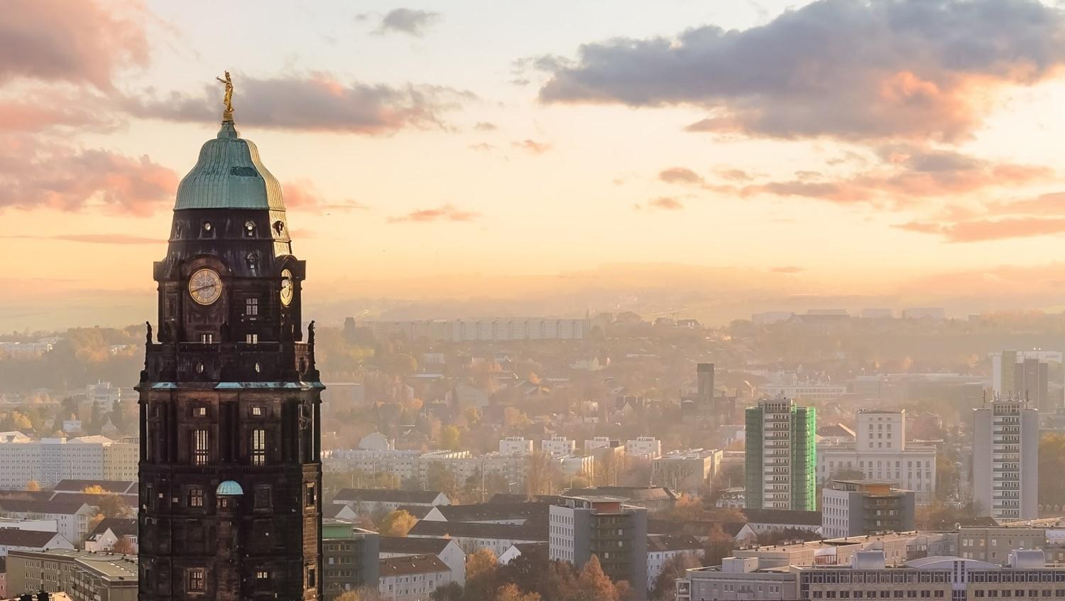 Blick über die Stadt im Vordergrund der Turm des Neuen Rathaus