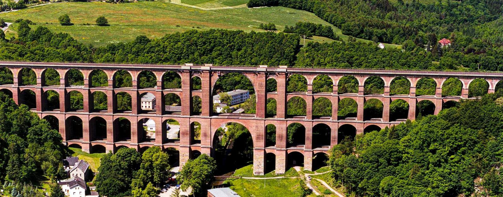 Die Göltzschtalbrücke im sächsischen Vogtlandkreis ist die größte Ziegelstein-Brücke der Welt. Das Viadukt mit insgesamt 98 Bögen gilt als Wahrzeichen des Vogtlands.