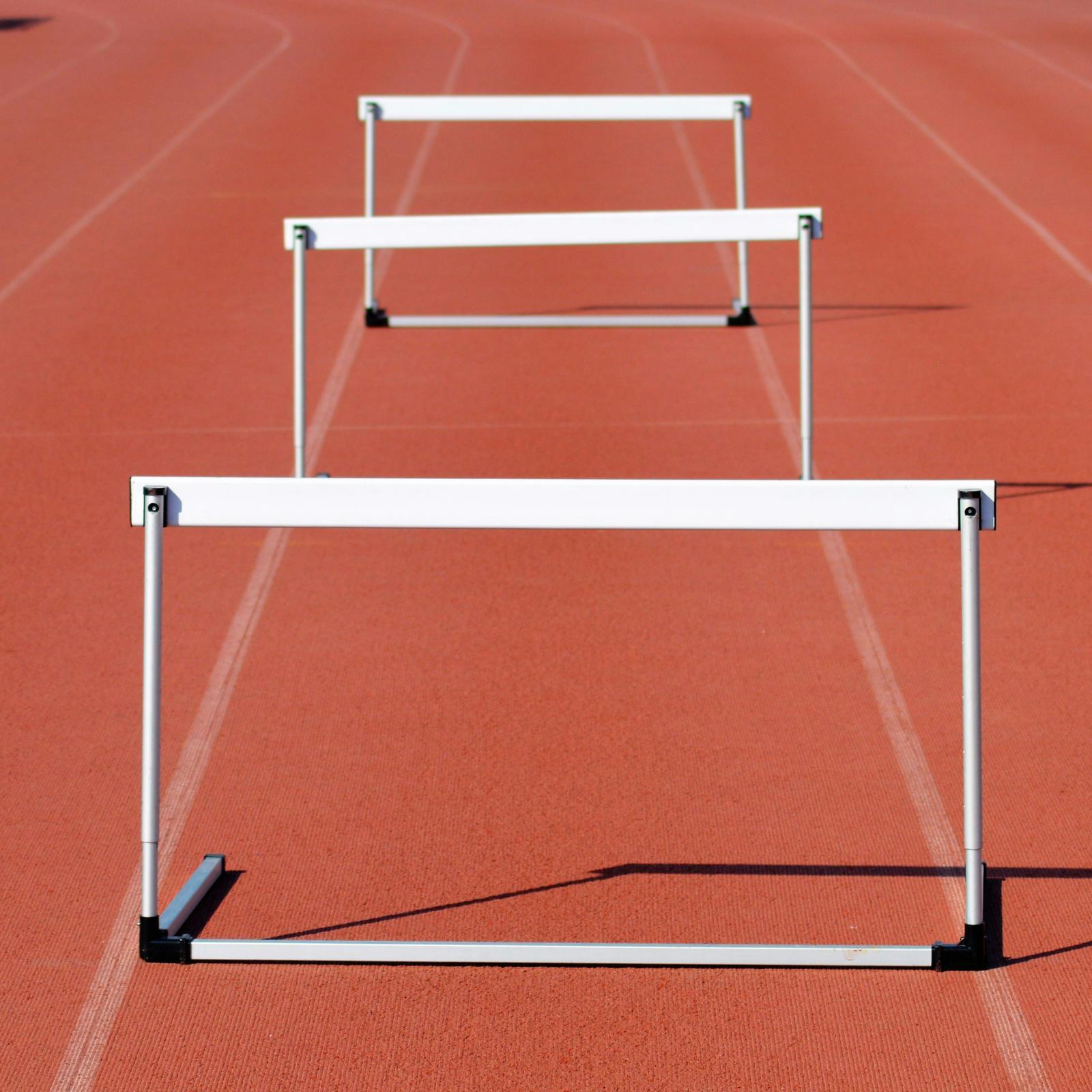 Foto von weißen Sporthürden auf einem Sportplatz