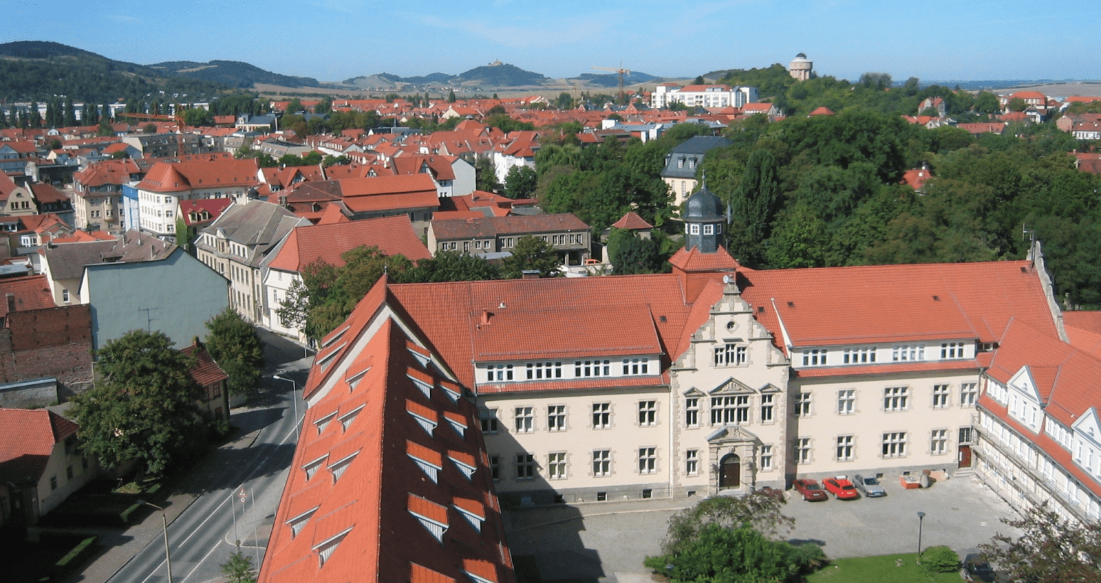 Blick über Arnstadt, im Vordergrund das Landratsamt