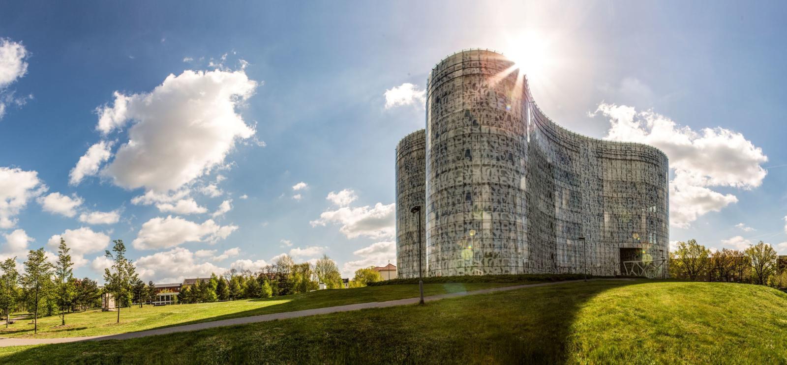 Cottbus: das Informations-, Kommunikations- und Medienzentrum der BTU Cottbus-Senftenberg, ein moderner Neubau mit Glasfassade, steht auf einem grünen Hügel
