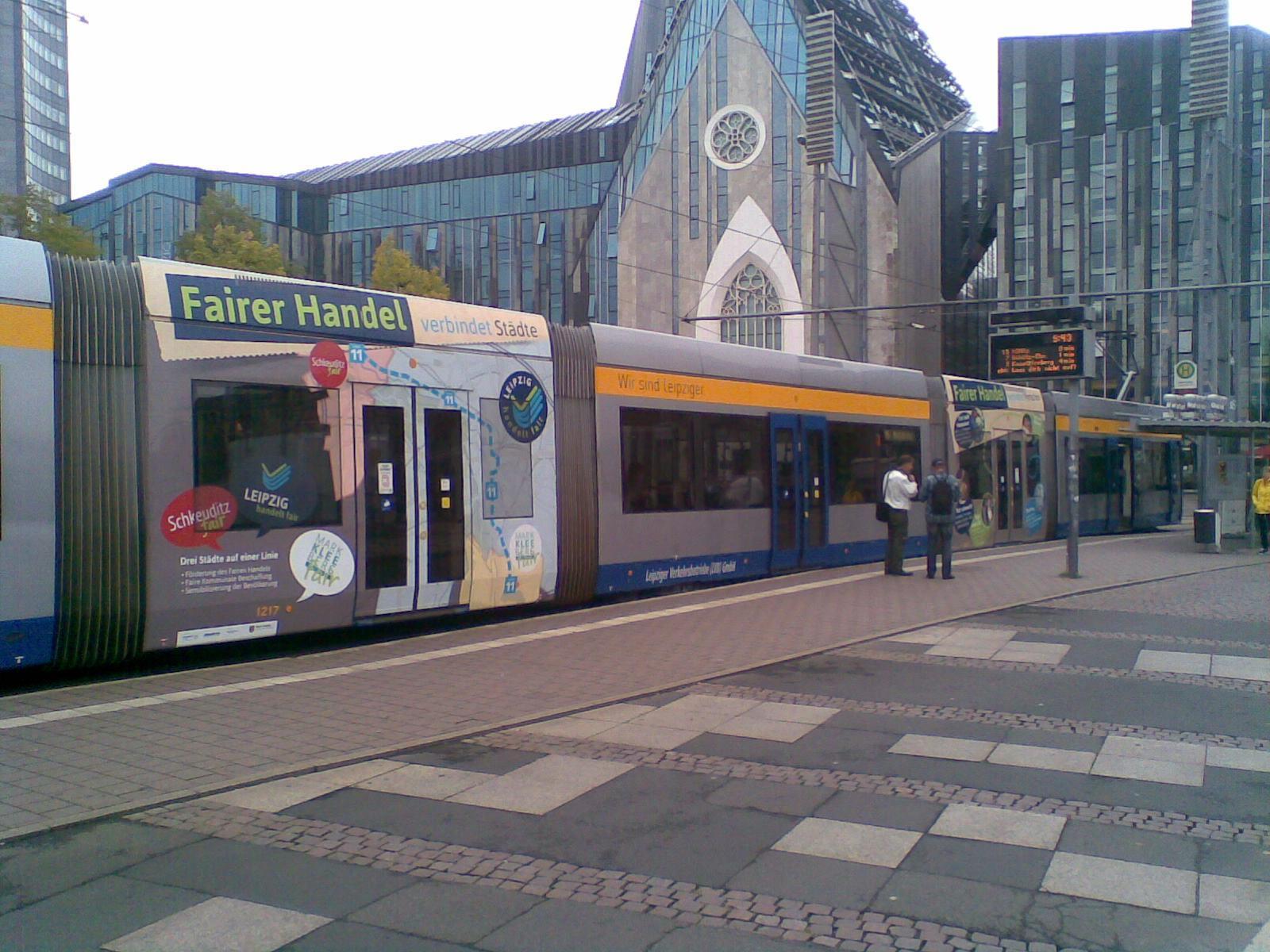 Fairtrade Straßenbahn an der Haltestelle Augustusplatz in Leipzig