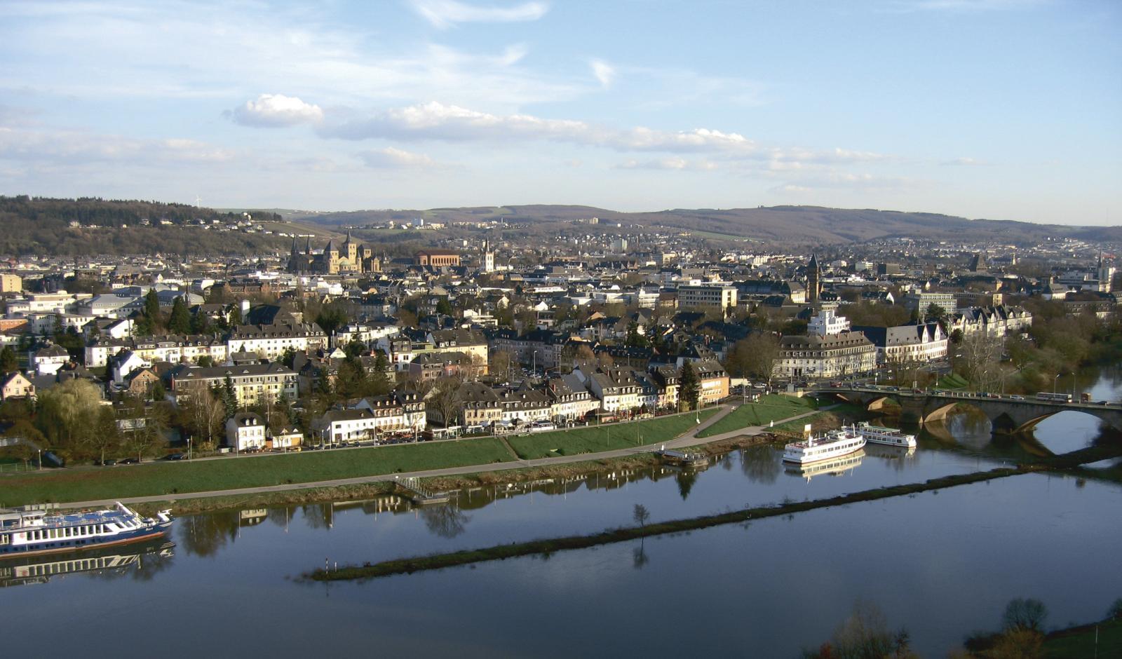 Stadtpanorama, im Vordergrund ein Fluss
