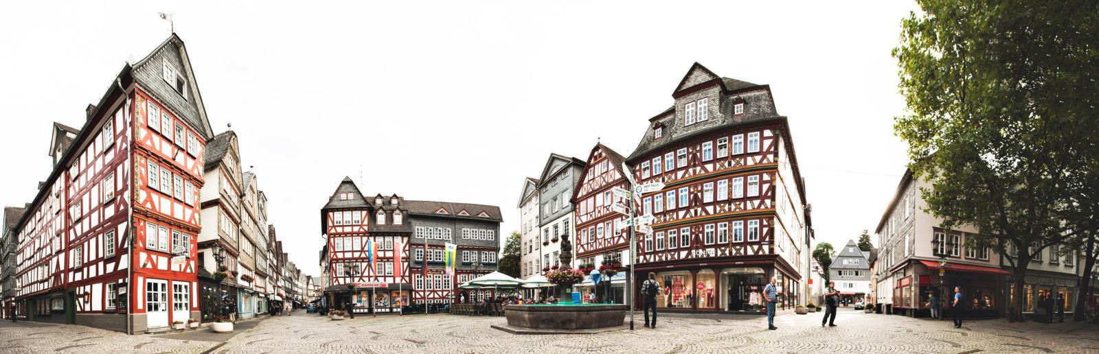 Ein Platz mit Fachwerkhäusern.