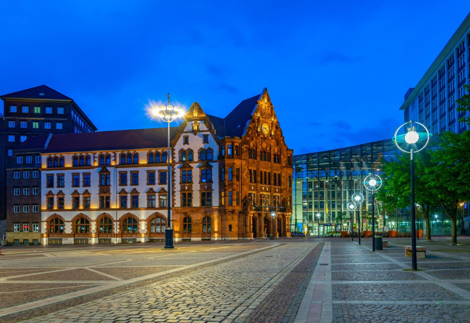 Nachtsicht auf den Friedensplatz im Zentrum von Dortmund