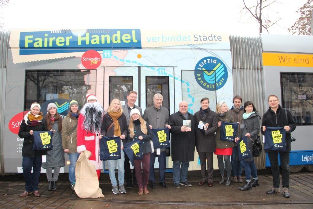 Auftaktaktion mit dem Leipziger Bürgermeister für Umwelt, Ordnung, Sport, dem Oberbürgermeister der Stadt Markkleeberg, dem Botschafter Prof. Junhold sowie Akteur:innen des Netzwerks Leipzig handelt fair