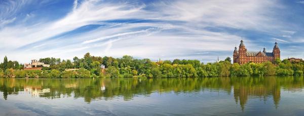 Panorama: Im Vordergrund der Main, am anderen Ufer Gebäuder der Stadt Aschaffenburg