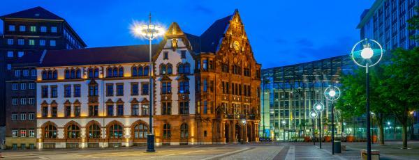 Nachtsicht auf den Friedensplatz im Zentrum von Dortmund