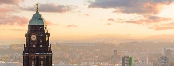 Blick über die Stadt im Vordergrund der Turm des Neuen Rathaus