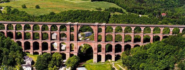 Die Göltzschtalbrücke im sächsischen Vogtlandkreis ist die größte Ziegelstein-Brücke der Welt. Das Viadukt mit insgesamt 98 Bögen gilt als Wahrzeichen des Vogtlands.