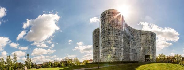 Cottbus: das Informations-, Kommunikations- und Medienzentrum der BTU Cottbus-Senftenberg, ein moderner Neubau mit Glasfassade, steht auf einem grünen Hügel