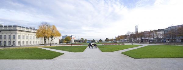 Der Friedrichsplatz liegt im Zentrum Kassels, an der Oberen Königsstraße zwischen dem Königsplatz und dem Rathaus. Auf dem Platz steht das Denkmal von Friedrich II., nach dem der Platz benannt ist und im Hintergrund sieht man das Fridericianum und das Staatstheater.