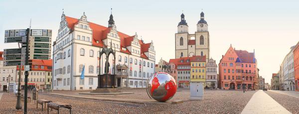 Der Marktplatz von Wittenberg mit Renaissance-Rathaus. 