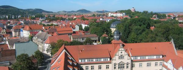 Blick über Arnstadt, im Vordergrund das Landratsamt