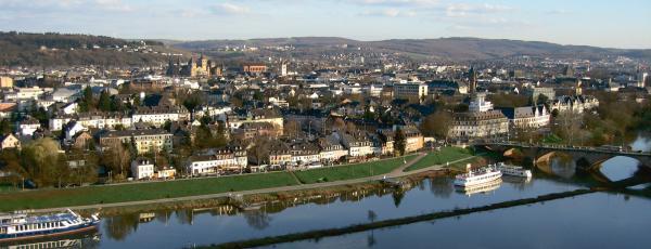 Stadtpanorama, im Vordergrund ein Fluss