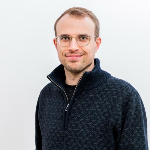 Foto von Philipp Hackstein: ein hellhäutiger Mann mit Kurzhaarfrisur und Brille.